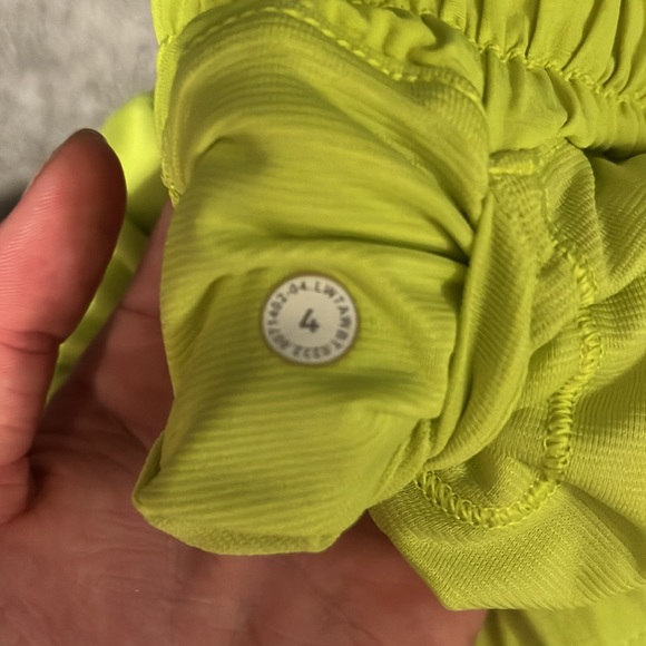 Lulu shorts 4’ - Picture 2 of 2